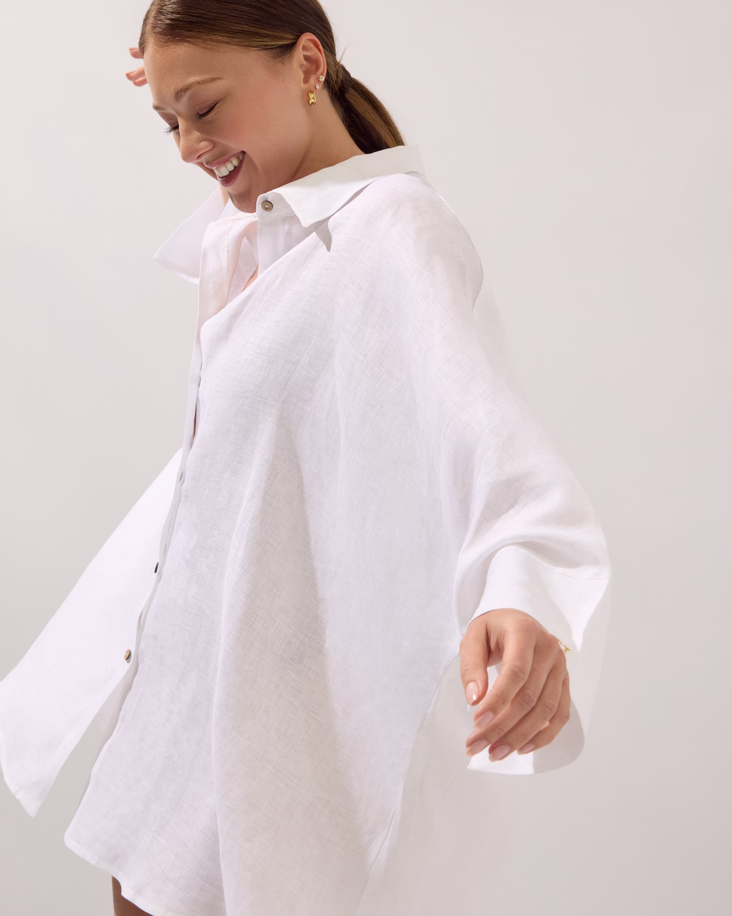 White_Linen_Beach_Shirt_2_109 copy Side view o crisp white beach shirt │St. Threadz